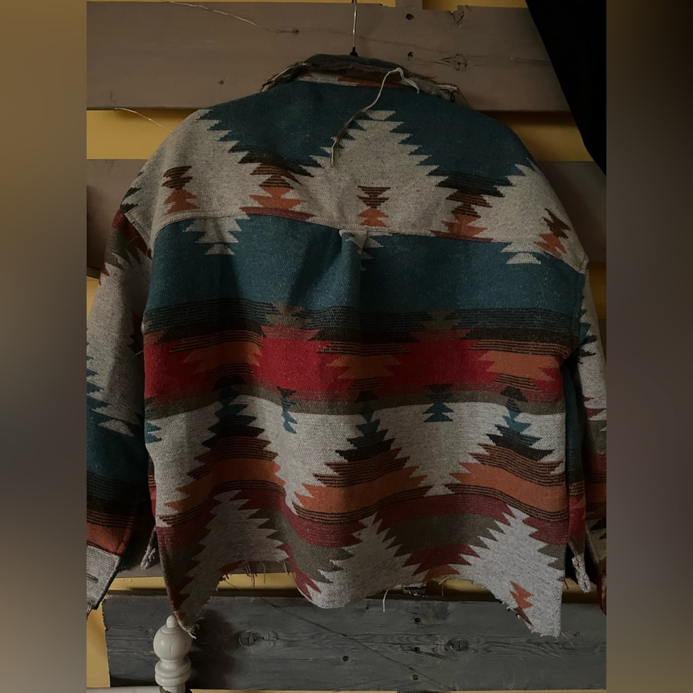 My girlfriends closet| Aztec shacket| Medium - Picture 4 of 6